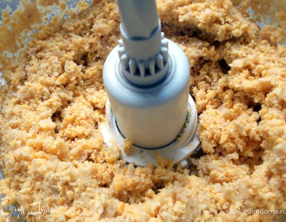 Нут предварительно замочить в холодной воде на 24 часа. Затем откинуть на дуршлаг, измельчить в комбайне. ***По рецепту полагалось добавить 3 ст.л булгура, но не было уточнено, в сыром или готовом виде, поэтому я просто исключил его***.