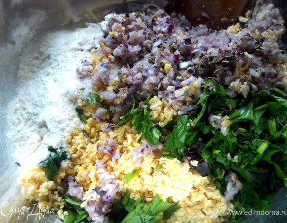 Добавить измельченную луковицу, чеснок ***по рецепту аж 4-5 зубков, но от такого количества я бы точно умер на месте, на мой взгляд даже 3 много:)***, петрушку (по рецепту также и кинзу), муку и воду. 