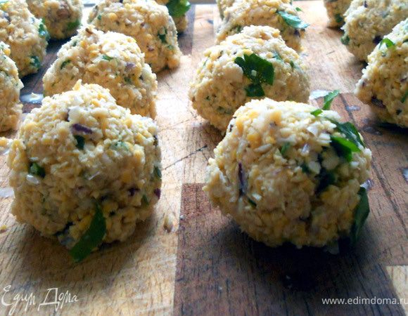 Влажными руками сформировать небольшие шарики *** я еще оставил на 15 минут, подсохнуть***. Обжарить во фритюре, до золотистого цвета, 3-4 минуты. Промокнуть от лишнего жира.