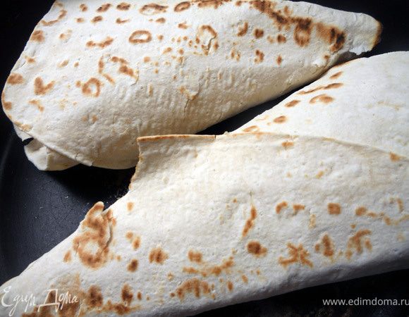 ***Лепешки я свернул в кульки, подсушил на сухой сковороде***. Питу можно прогреть.