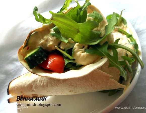 Начинить лепешки/питы салатом (огурцы, помидоры, салатная зелень), шариками из нута и хумусом. 