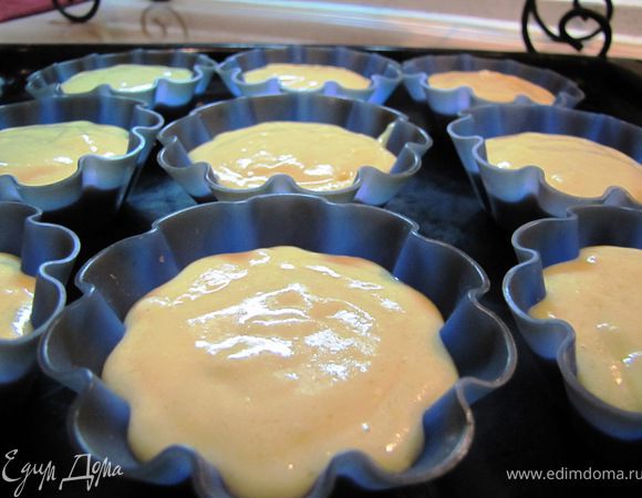 Выкладываем в формочки, мне было легче чайной ложкой, по 3 ч.л. на формочку,