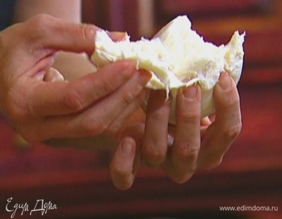 Моцареллу поломать руками.