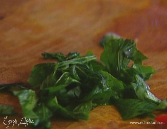 Листья базилика порвать руками и посыпать салат.