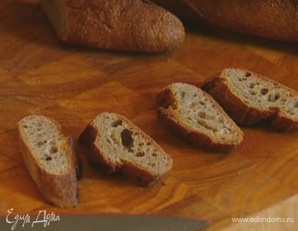 Багет нарезать и подсушить в тостере.