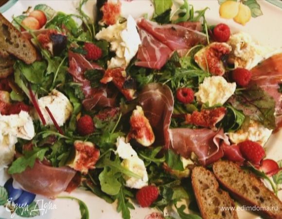 Подавать салат с гренками.