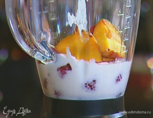 Поместить в блендер персик, добавить йогурт, молоко и малину.