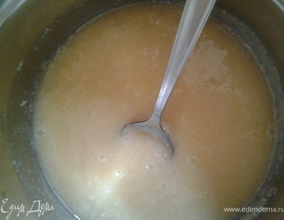 Сгущенное молоко смешать с сахаром и варить 10 мин, пока сахар не раствориться, непрерывно помешивая.