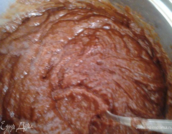 Добавить сливочное масло и перемешать до полного растворения. Снять с плиты.