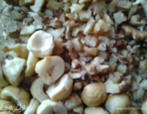 Орехи измельчить но не мелко. Чернослив нарезать на мелкие кусочки.