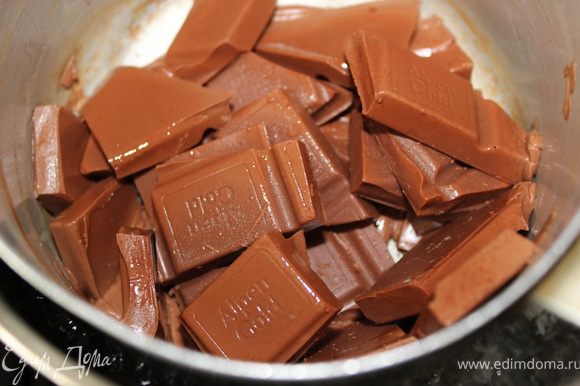 Шоколад разделить на маленькие плиточки, выложить в кастрюльку и поставить на водяную баню, чтобы растаял.