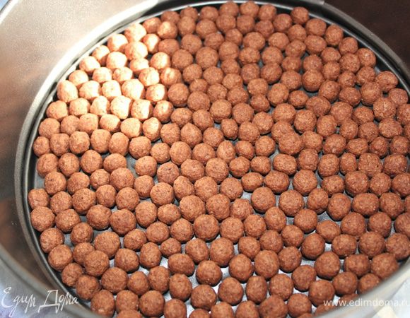 По дну разъемной формы выложить шарики так, чтобы их был только ряд и без пробелов.