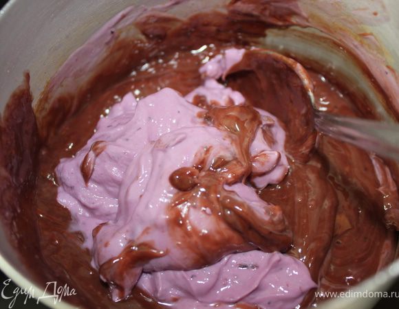 В растопленный шоколад выложить Даниссимо и перемешать все.