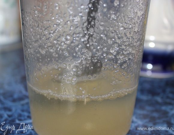 Желатин замочить в холодной, кипяченной воде и оставить набухать на 50 минут.