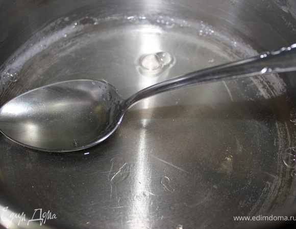 По истечении времени набухший желатин подогреть на огне до образования пузырьков. Но не кипятить его. Снять с плиты и поставить в прохладное место, пока мы будем заниматься сливками.