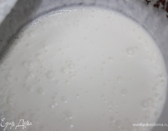 Вылить сливки в высокую посуду и взбивать до тех пор пока не начнут густеть.