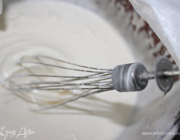 Далее выливаем в сливки наш желатин и тоже аккуратненько взбиваем, чтобы все перемешалось.