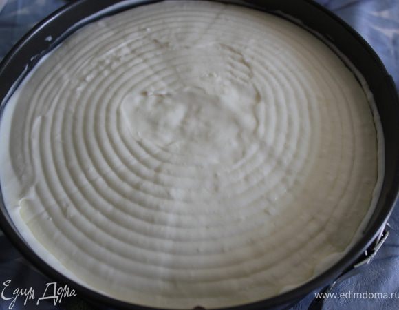 Достаем нашу форму из холодильника и выливаем массу поверх застывшей шоколадно-йогуртовой массы. Ножом с зигзаговым лезвием (такие ножи для хлеба) разровнять массу в виде рисунка. Поставить наш десерт в холодильник для застывания на 2 часа.