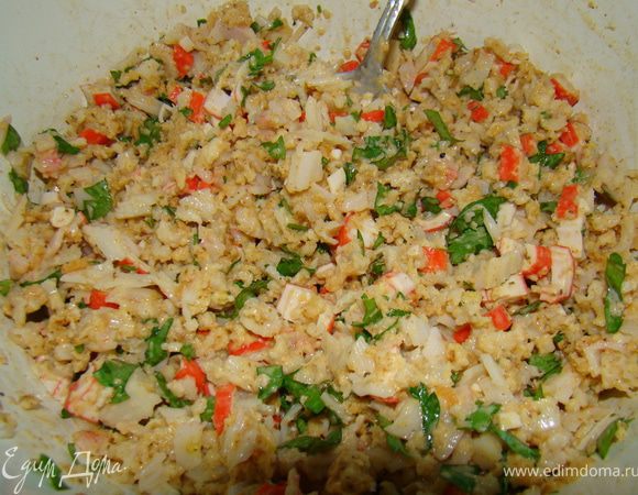 Покрошить хлеб.Добавить майонез, приправы,петрушку,горчицу,яйца и муку.Порезать крабовые палочки и добавить мясо криля.Размешать.Я делала форму ложками и выкладывала на сковородку.Жарила в течении 7-10 минут до золотистого цвета. 