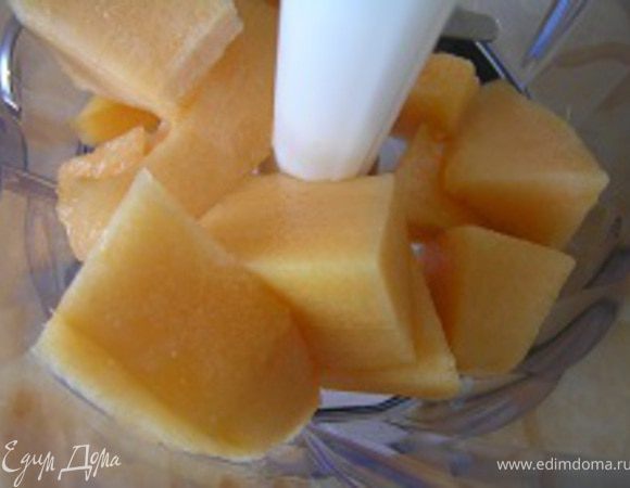 Мякоть дыни нарезать кусочками и поместить в чашу блендера.