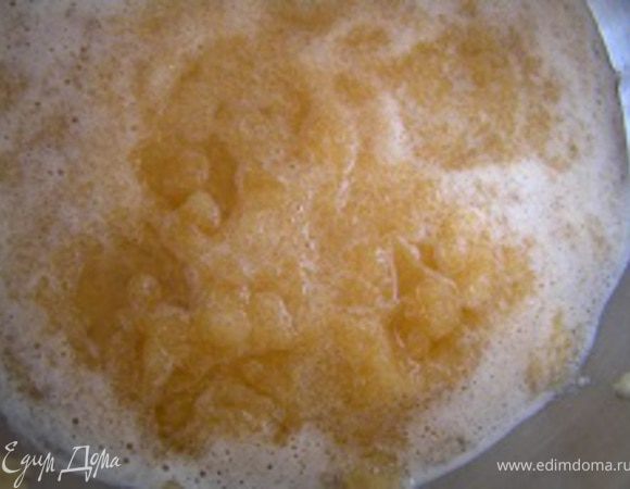 добавить лимонный сок, фруктозу, перемешать.