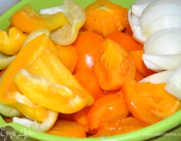 Помидоры нарезать на 4 части, удалить плодоножки, лук порезать на 6 частей, перец на 4 части.