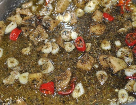 В большой кастрюле разогреть оливковое масло, всыпать чили, чеснок, имбирь, специи и обжаривать 30-40 секунд.