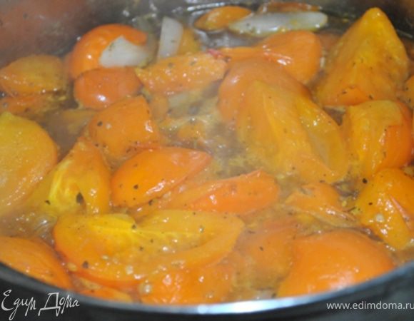 Высыпать в кастрюлю подготовленные помидоры, лук и перец, добавить воду и варить 30 минут. Затем пробить всю массу блендером.