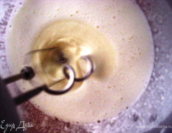 Взбить яйца с сахаром.