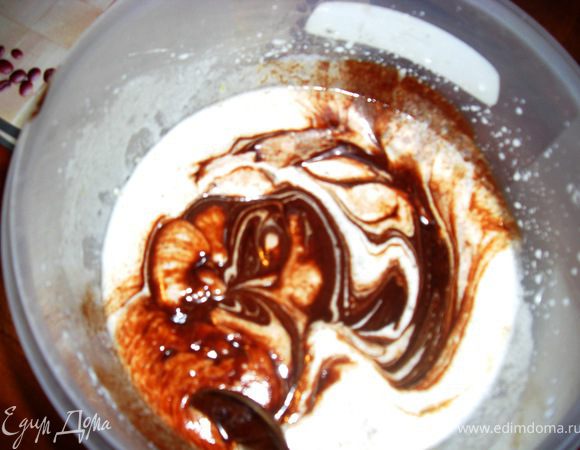 Шоколадную массу быстро помешивая  залить в яичную массу.  Затем добавить муки и  все перемешать  до однородной смеси.