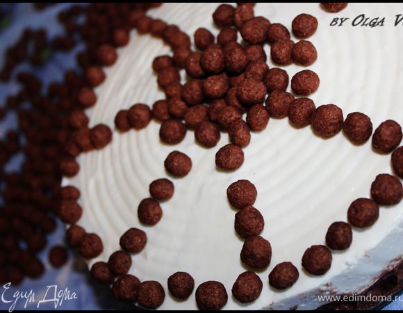 После застывания нашего десерта, выниманием его из холодильника и украшаем по вашему вкусу... Я украсила так: в середину положила горсточку шариков, по каемочке торта выложила ряд шариков, потом порционно их разложила.Вот так как на фоточке...