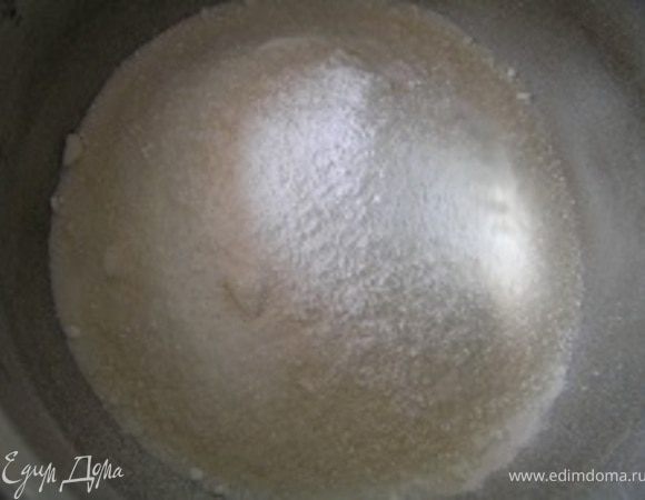 Смешать все сухие ингредиенты и просеять через сито 3 раза.

