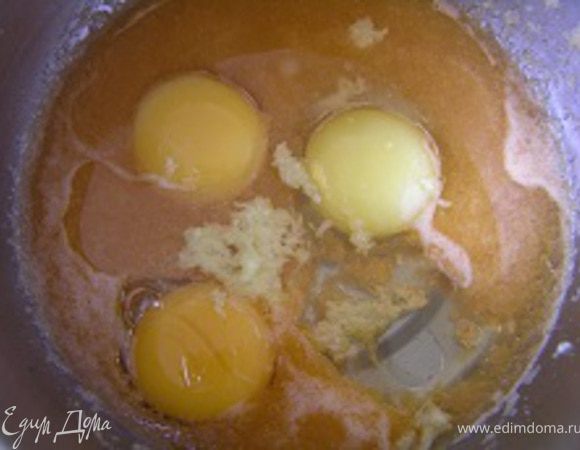 В отдельной миске соединить желтки, с фруктовым пюре, растительным маслом и имбирем.