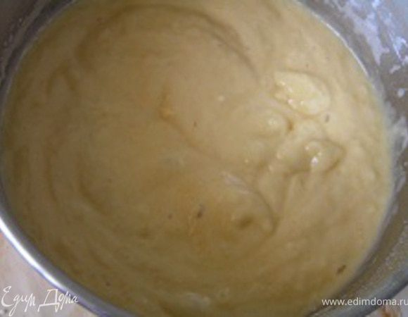 Соединить фруктово-желтковую массу с сухими ингредиентами. Перемешать до однородности.

