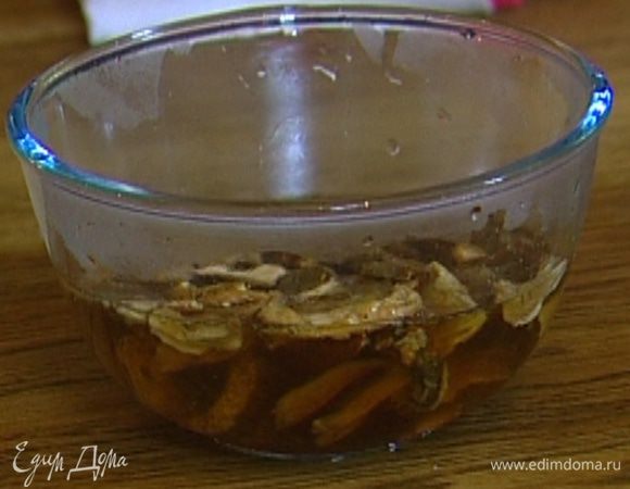 Грибы залить кипятком и оставить минут на 5–10. Затем воду слить и сохранить. 