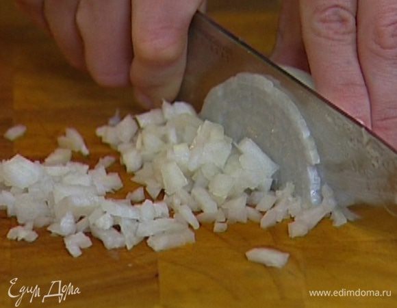 Лук почистить и очень мелко порубить (как для ризотто).