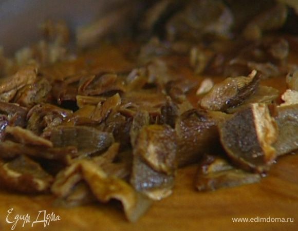 Размоченные грибы порубить, добавить к луку, перемешать.