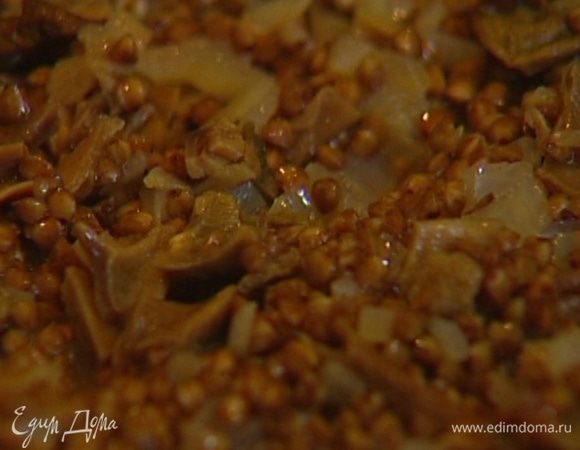 Всыпать гречку, 1–2 минуты, помешивая, прогревать все вместе, затем влить вино и увеличить огонь, чтобы алкоголь выпарился.