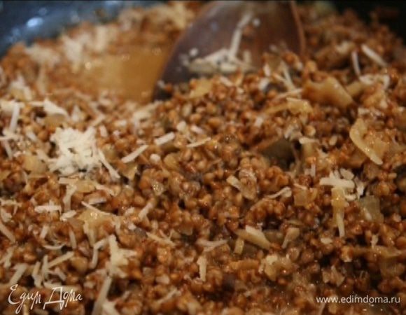 Когда лишняя жидкость выпарится, выключить огонь,  добавить 2/3 натертого сыра, оставшееся сливочное масло, перемешать и присыпать оставшимся пармезаном. 