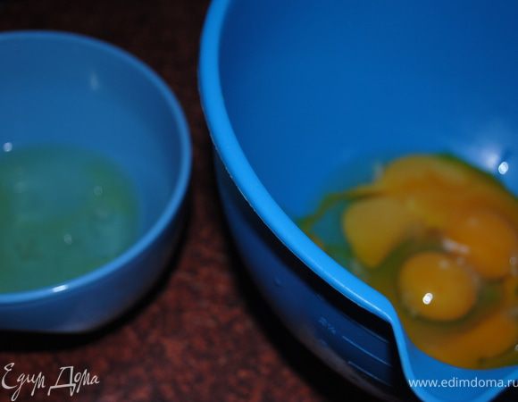 Яйца и желтки взбить.