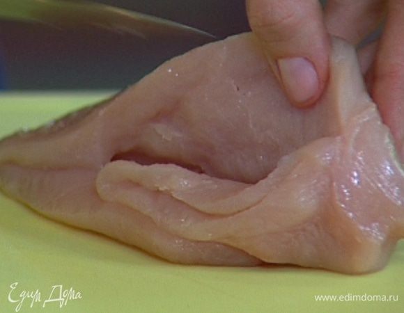 Грудки вымыть, просушить и надрезать острым ножом таким образом, чтобы получился карман.