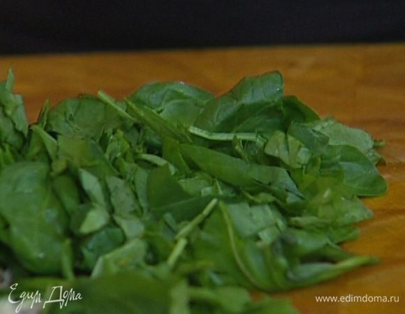 Шпинат нарезать не слишком мелко.