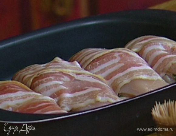 Уложить грудки в небольшой глубокий противень плотно друг к другу и запекать в разогретой духовке 30 минут.