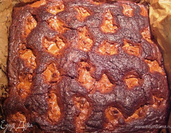 Выпекать около 25 минут. в духовке при температуре 170 С. 
Перед удалением  пирогa из формы необходимо,  чтобы пирог  хорошо остыл. Затем можно его даже пoдержать в холодильнике  и только затем нарезать на кусочки.
