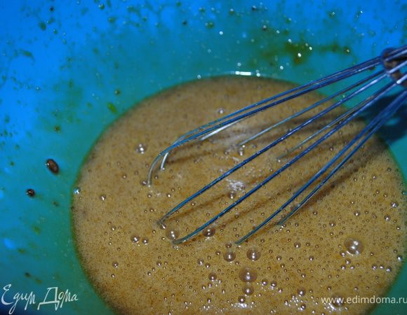 Все перемешать добавить муку, соль, разрыхлитель.