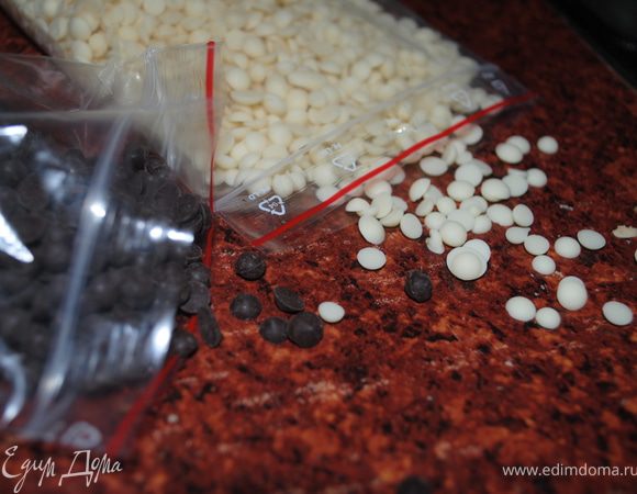 Всыпать по 40 гр дропсов и все перемешать, сформировать две колбаски и выпекать 20 минут, в горячей духовке