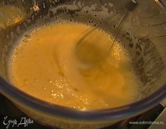 Емкость со взбитыми яйцами поместить на водяную баню и продолжить взбивать миксером на небольшой скорости. Когда масса загустеет, снять с водяной бани и взбивать еще некоторое время, пока все немного не остынет (иначе яйца могут завариться!).