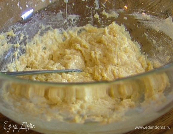 Оставшееся яйцо слегка взбить вилкой и половину его соединить с мукой, лимонной цедрой, разрыхлителем и солью. Влить растопленное масло и молоко, все вымешать.