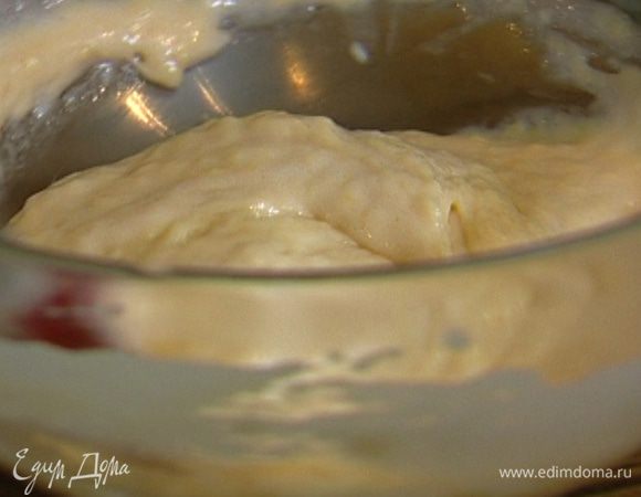 Частями ввести заварную яичную массу, каждый раз вымешивая, так чтобы тесто получалось однородным.