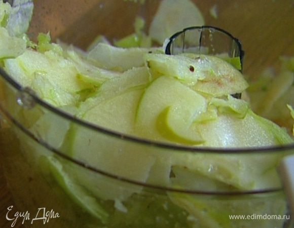 Яблоки, удалив сердцевину, тонко нарезать и сбрызнуть лимонным соком.